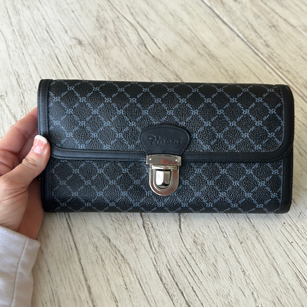 Rioni Clutch.
